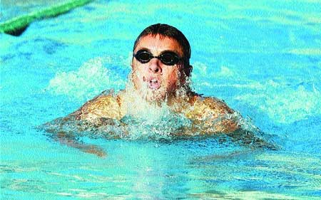 LO swimmers jumping right into the TCAL pool