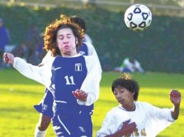 Acorns Tighten Grip on 1st Place