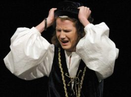 Volunteers ready for garlic lovers