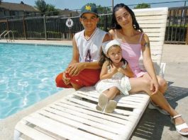 Mom Saves Daughter in Near Drowning