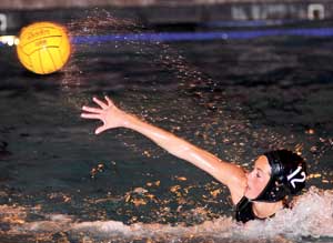 Acorns tame Mustangs