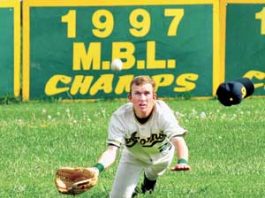 BASEBALL: Acorns beat Mustangs, not themselves, 4-3