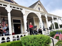 Enjoy a summertime picnic at Villa Mira Monte