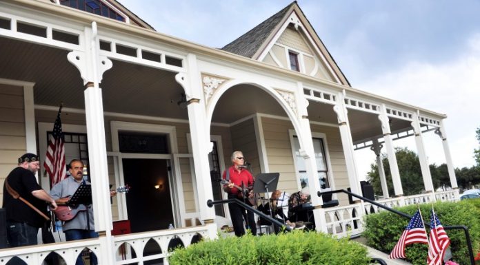 Enjoy a summertime picnic at Villa Mira Monte