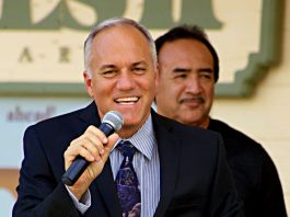 Trustees split on supe contract