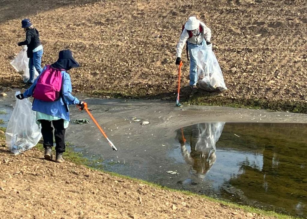 Image for display with article titled Coastal Cleanup Day Celebrates 40th Anniversary