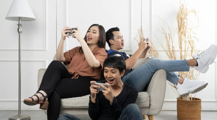 Why iGaming Is So Popular in the United States group of diverse friends playing games on mobile phone